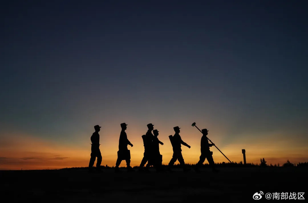 #晚安军营#夕照戎装，步履铿锵。晚安[月亮]（彭俊 供图） ​​​
