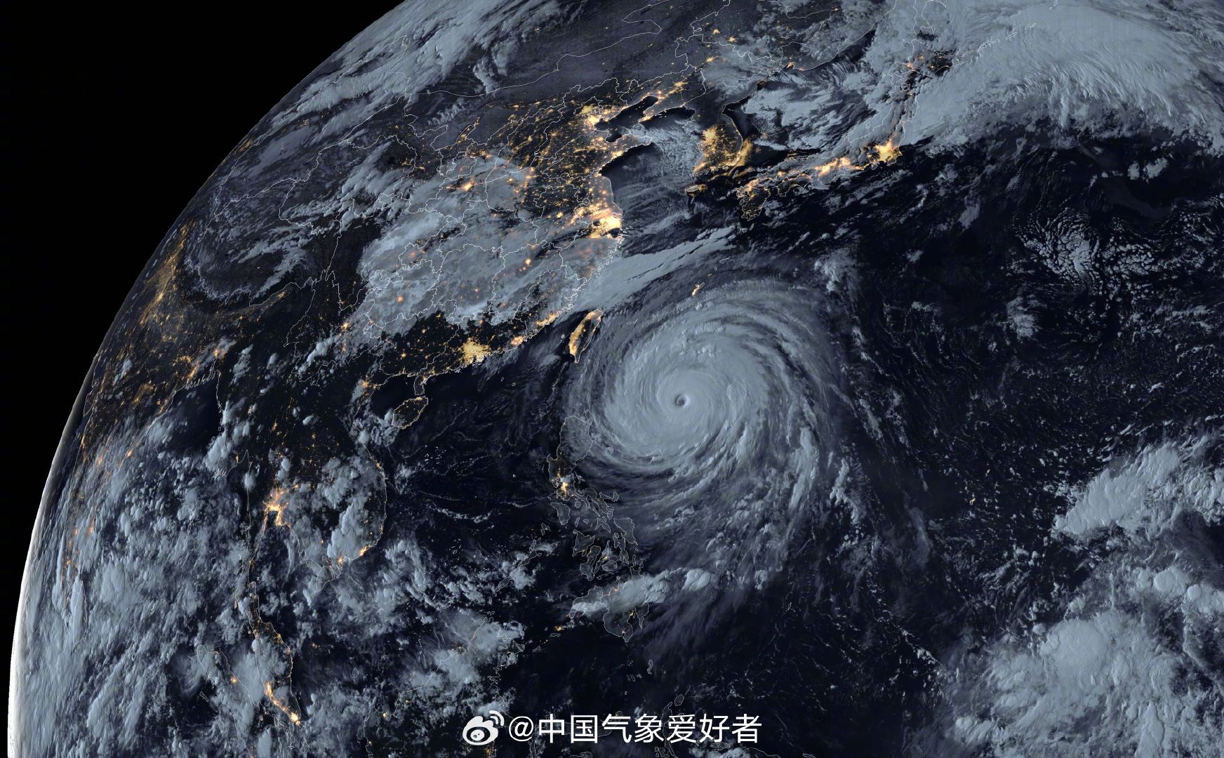 #天气##台风蔷琵##台风##冷空气# 10月21日入夜，稳稳维持近百小时超强台风强度的蔷琵面前是华灯初上的广袤大陆，黄海东海上空还能看到南下冷空气形成的冷流云系；副热带高压在超台与强冷共同挤压之下已经摇摇欲坠，而副高彻底断裂的时间和位置，将直接决定蔷琵是否会贴近甚至登陆我国！ ​