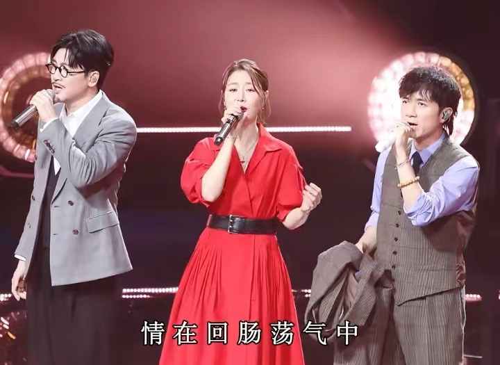 2026大湾区音乐晚会
古巨基，林心如，苏有朋三人同台，我不意外
唱《情深深雨濛濛》我也不意外，但是让我想不到的是，他们唱这首歌听起来有点怪。

前奏一响，还是挺有感觉的，古巨基一开口，这首歌的伤感和温柔也还是有了，就是音真的压的好低，听起来就怪怪的，和他以往的唱法有些不同。

而且苏有朋和古巨基两