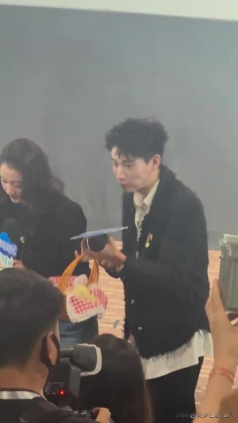 王子奇这是在替我们“试毒”吗？《生逢其时》追剧团活动上一边吃包子一边给观众分包子，再现剧中名场面。