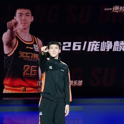 CBA时隔22年重启升降级，江苏男篮第一场就嗅到了血腥味。
85比89，主场输福建。丹阳主场一片死寂。休赛期又是引援曾繁日，又是确立庞峥麟核心，老板出征仪式上喊得震天响，要冲季后赛。结果开门黑。
更要命的是新规摆在那：常规赛倒数第一第二，直接跟NBL前两名打附加赛。赢了才留下，输了就滚蛋。江苏这