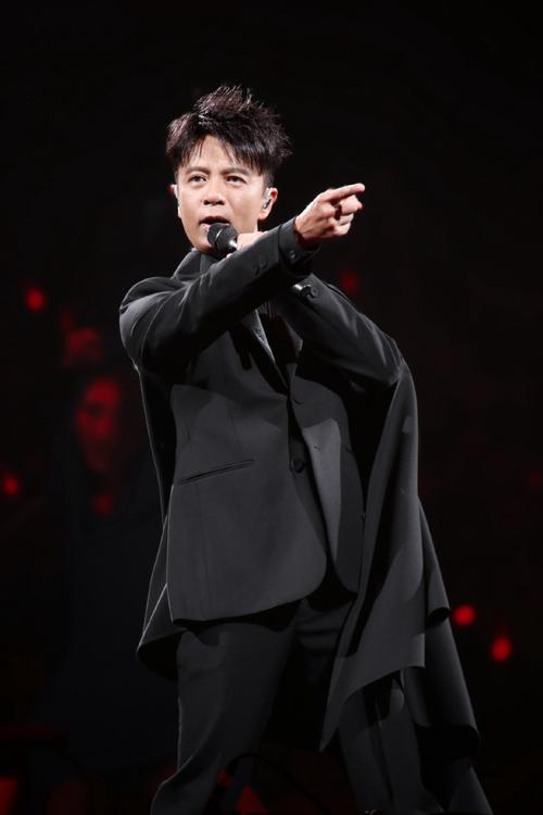 李克勤迟到2小时，素人歌手临时救场3万人大场，全网炸了

9月26日包头演唱会，李克勤航班遇冰雹备降、电车半路抛锚，硬生生卡在路上7小时，3万观众在体育场等了快2小时，眼看演出就要彻底翻车。
没人想到，救场的不是主办方提前备好的专业嘉宾，是台下坐着买票看演出的草根歌手侯浪。没彩排、没提词器、没和乐队