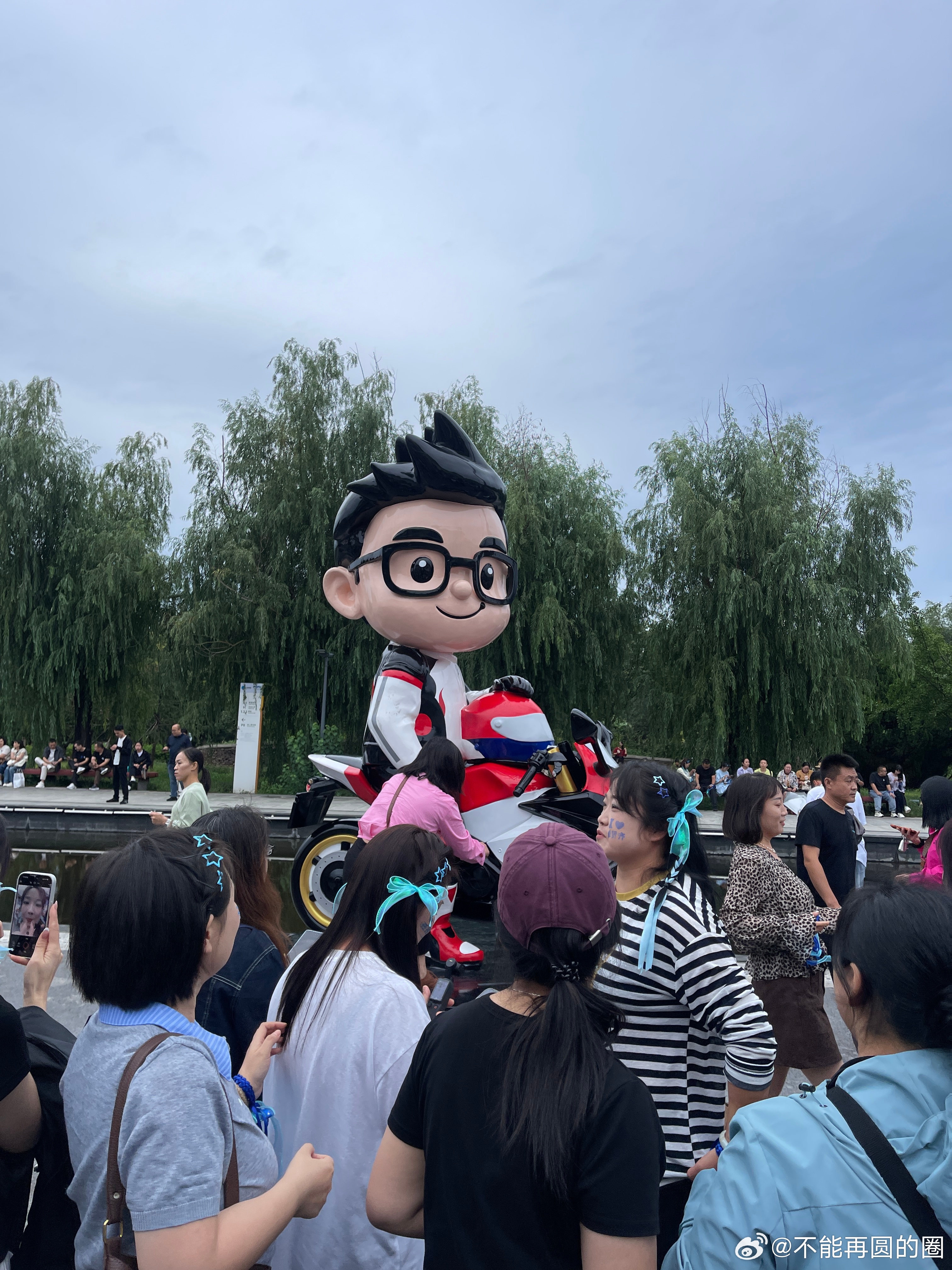和我的青春来个约会，齐迹之约！任贤齐演唱会石家庄站我来啦！石家庄这次整的不错，进场很顺畅不用长时间排队，场馆通风挺好，待着不闷热。音响调校在线，视听感受很棒。还有小齐哥超贴心，座位提前准备了水和雨衣，细节很暖心，给石家庄这场加分不少！#任贤齐演唱会##任贤齐石家庄演唱会##任贤齐# ​