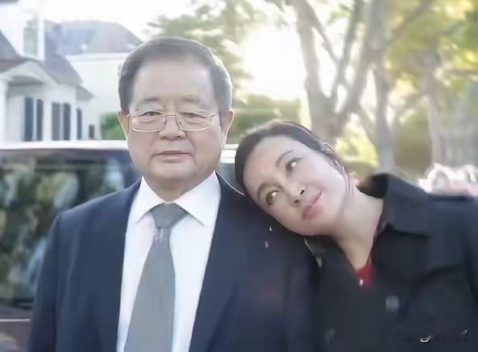 刘晓庆最大的遗憾，

就是她一生没有一个女儿。

​刘晓庆今年75岁，一生找过几个老公，选择性地不生育，这辈子再没机会生出孩子了。

​虽然刘晓庆是选择性地不生育，但是内心深处还是有抱个子女的。

​尤其是如今75岁，现在老公在美国，一年也见不上几次面，用孤苦伶仃形容她现在也不为过。

她和自己唯一