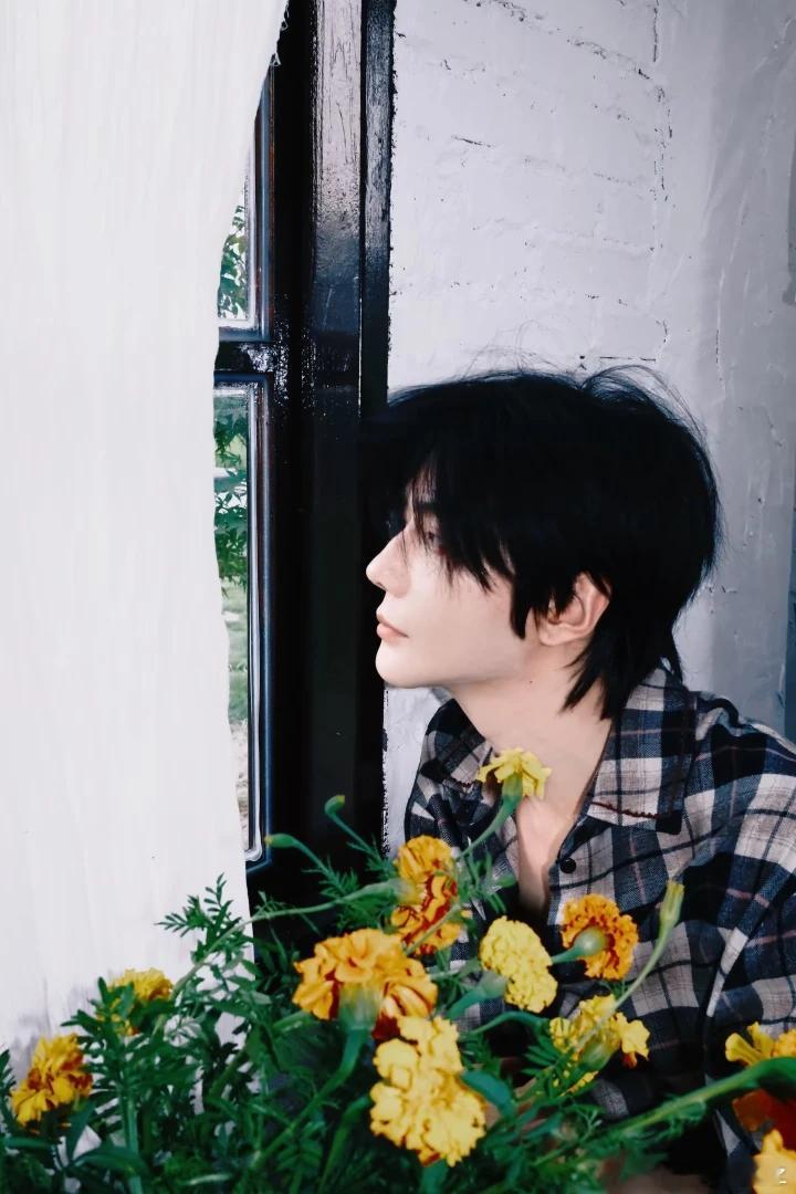 #郝熠然# [心]#郝熠然登顶由你榜锋芒之星榜首# 

[心]🌱清禾向暖 安禾知澜
愿像清新的禾苗般朝着温暖生长，像安然的禾穗般懂得世事的波澜不惊。
不用刻意追逐，只要保持内心的清澈与安稳，便是最温柔的成长。🌿 这恰如郝熠然在七夕直播中曾寄语大家的那般——“希望大家在忙碌的生活里一定要照顾 ​