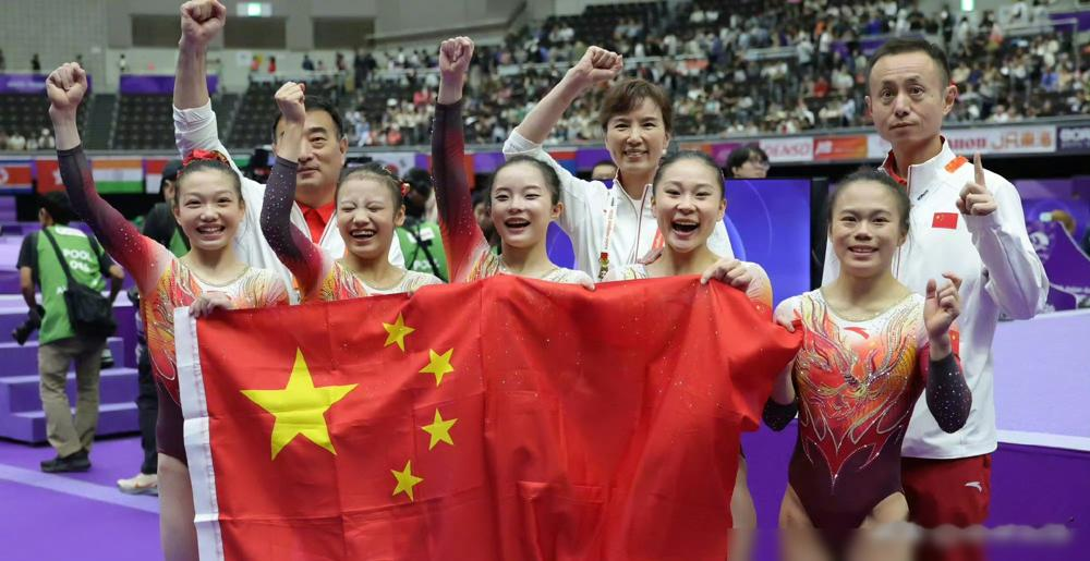 9月23日这一天，中国队拿的金牌，比日本队四天加起来还多1枚。
16对15，一天顶四天，这账谁算谁沉默。游泳接力最后20米反超，体操女团顶着压力逆转，13岁于子迪直接把亚洲纪录给破了。徐嘉余个人第15金，顺手超了王义夫，成了亚运夺金最多的中国人。
日本队东道主，主场作战，愣是看着差距从十几枚拉到