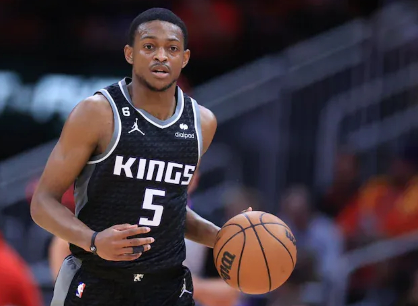 福克斯：加盟马刺后减少出手是预料之中，为球队牺牲值得  据NBA Ce...