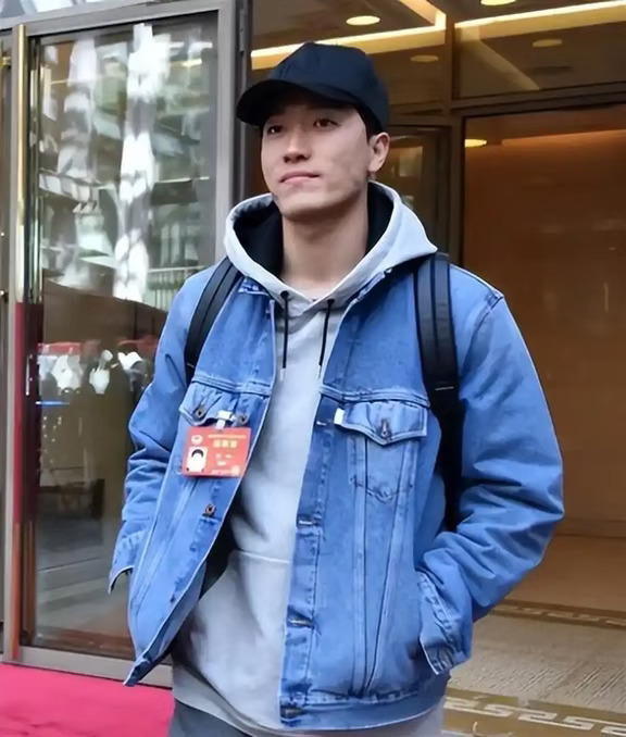 #刘翔 功勋运动员待遇#这起“买断或当教练”的二选一风波，撕开了功勋运动员“重使用、轻安置”的制度裂痕。那句“分广告费时怎么不依法依规”的反问，道出的不是对物质的贪婪，而是对职业尊严被工具化处理的寒心。
	
竞技体育的荣光不应止于领奖台。功勋运动员的无形资产开发受益于体制，其退役转型困境也需体制托底。编制不仅是饭碗，更是对历史贡献的制度化承认。清理冗员无可厚非，但方案若缺乏梯度设计、无视个体付出，便会在公平问题上失分。
	
此事应成为反思契机：完善贡献量化与安置协商机制，让退役告别更有温度，而非在“被优化”的仓促中凉了后来者的心。尊重功勋，就是尊重体育本身。#鸣聊体育