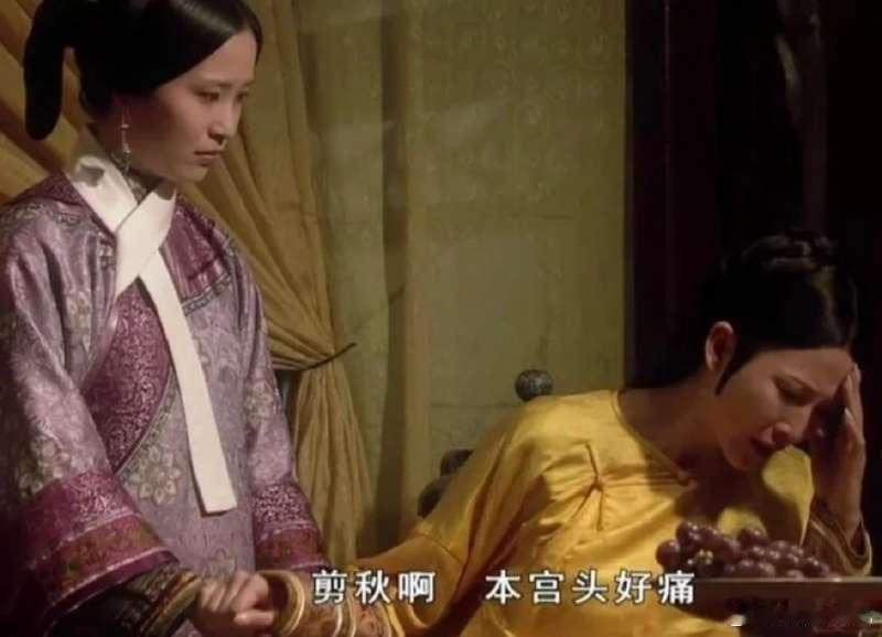 A股为何冲高回落？下午能不能再返身向上？

先说第一问题，上午A股冲高回落的原因有两点：一是半导体、存储芯片跌幅超1%，也就是前期高位硬科技跌幅靠前，这种持续回调把指数拖了下来。二是成交量没有效放大，量能不足，难以推动指数上涨，自然冲高回落。

再说第二个问题，也就是下午A股能不能返身向 ​