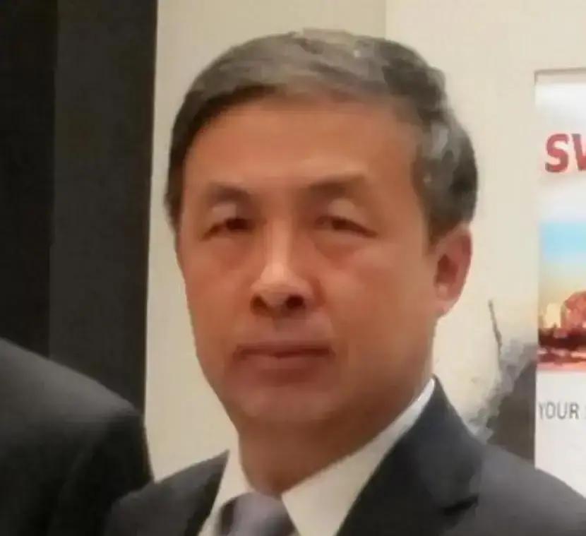 “晚一秒就万劫不复！中国该立刻向 美国 低头，交出发展权才能保命！”很多人现在再回头看2018年马臣说的这番话，都会觉得荒唐又可笑。
文章发出来那晚，马臣盯着后台阅读量突破十万的数字，关掉了电脑。他躺在床上，听见隔壁室友刷短视频的声音，里面正报道着某国产芯片取得突破的新闻。他翻了个身，用被子蒙住了头