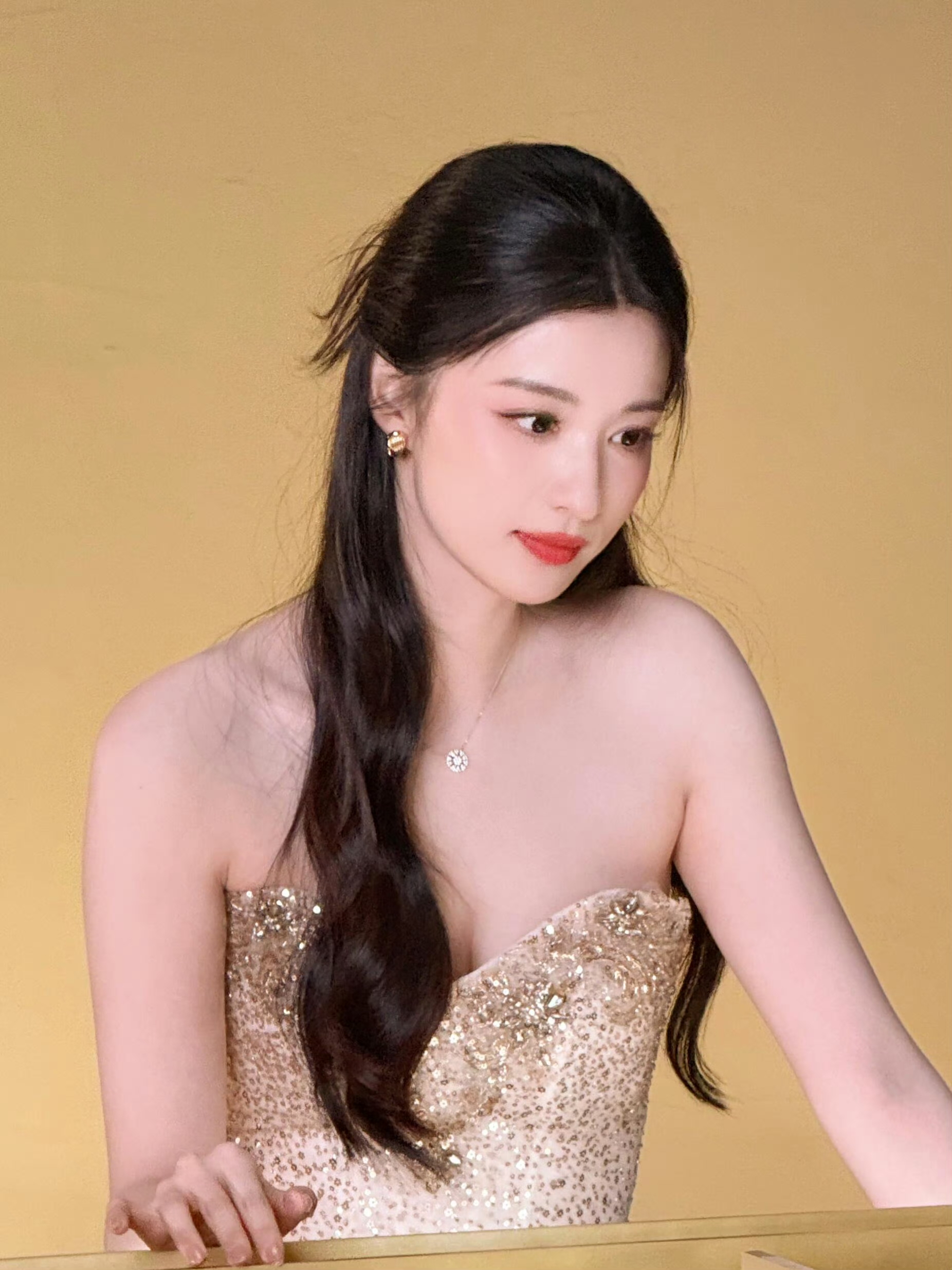 甜而不腻！王楚然粉嫩造型宛如焦糖玛奇朵
