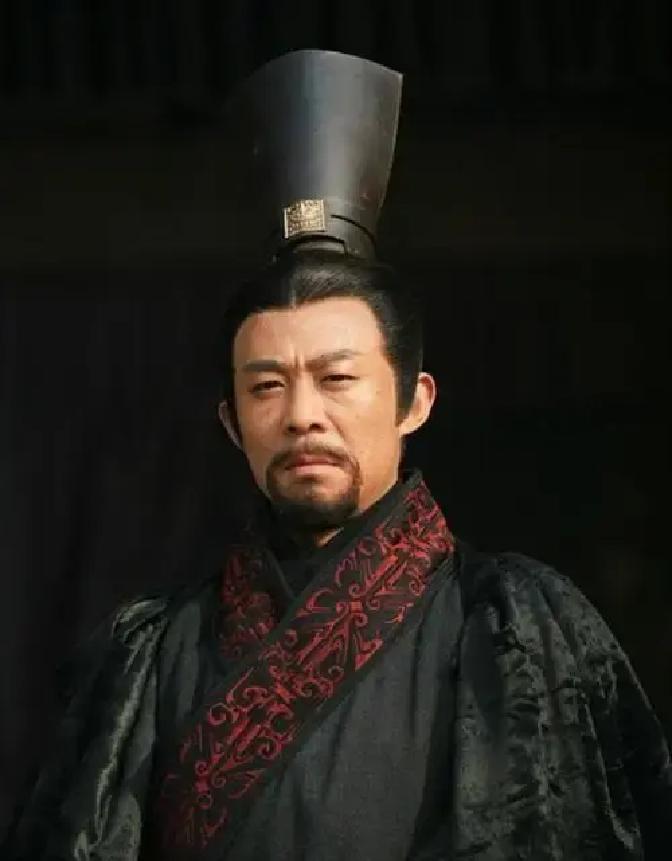 战国时代最耀眼的七位君主
赵国邯郸，天还未亮，赵雍已经坐在铜镜前。侍从捧来一叠折叠整齐的胡服，窄袖紧身，长裤皮靴，与赵国贵族宽袍大袖的模样截然不同。他伸手抚过衣服粗糙的皮毛镶边，眼神里没有犹豫，只有一种冷硬的决断。
公子成是第一个来阻拦的。这位王叔在宫门外站了整整一夜，一见面就红了眼眶：“我赵国，乃