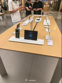 #华为MateXT2开售即售罄#万众期待的华为Mate XT2非凡大师正式开售，短时间内直接售罄。这款超薄三折叠吸引力拉满，一机难求，催生了新机代抢生意 ​