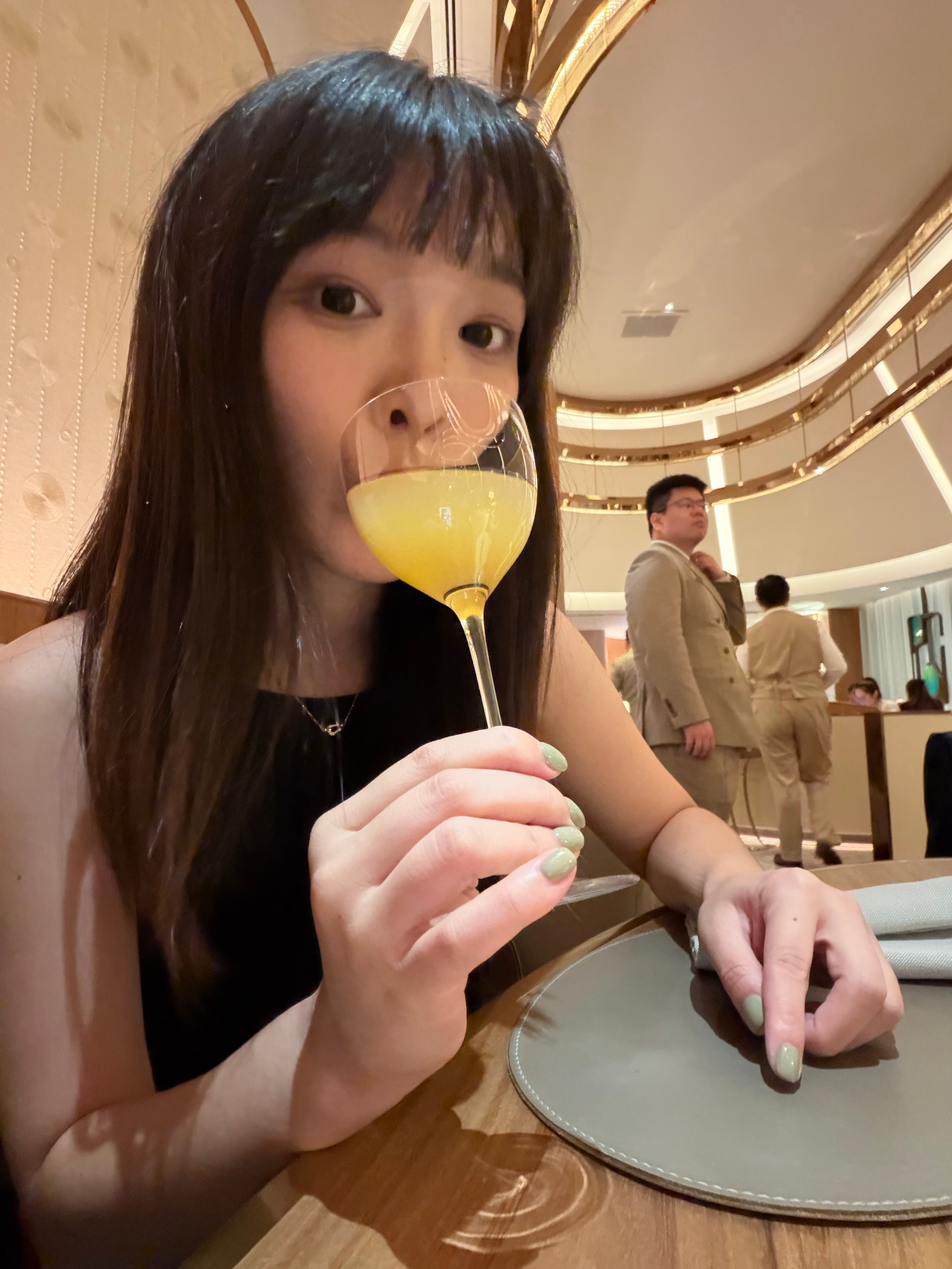 第一次吃米其林三星餐厅
（我的胃还是被四川胃害了 整场下来我就觉得自己是山猪[哆啦A梦害怕]不爱吃海鲜生食之人多多少少有点浪费食材了 不过介个和牛是尊嘟很好吃
参观了后厨并且在后厨吃完一道菜感觉很有意思[求关注]
也是很新奇的体验 带自己尝鲜了小姐姐[么么哒][么么哒]祝我农历生日快乐🎂（没 ​