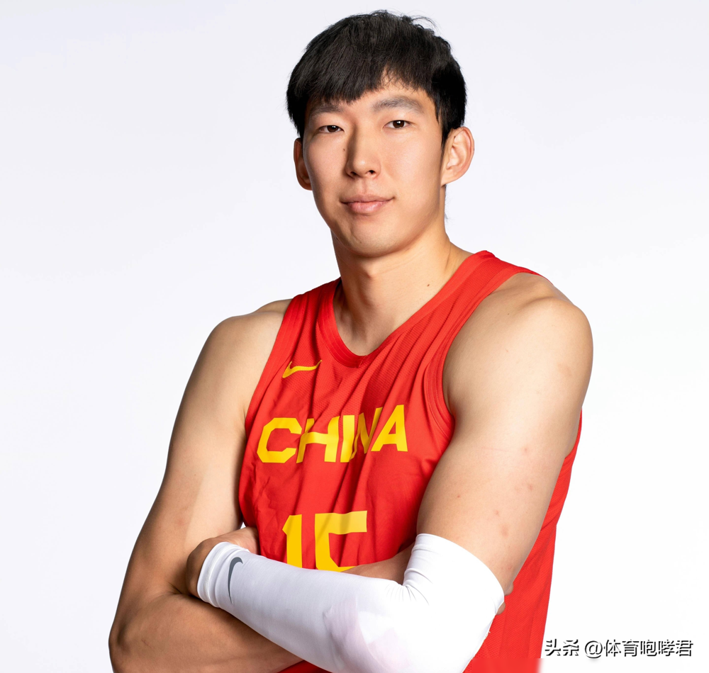 周琦主动请战亚运会，被郭士强一句没参加夏训挡在门外。
转头一看名单，余嘉豪整个休赛期都在养伤，一天集训没去，稳稳进12人。
徐杰也主动请战，不让去。林葳更狠，就因为训练里说了一句真没听见，直接被撵出集训队。
郭士强的逻辑很清楚：合练优先，体系适配，出勤率是铁律。可这铁律到了余嘉豪那儿，突然就软
