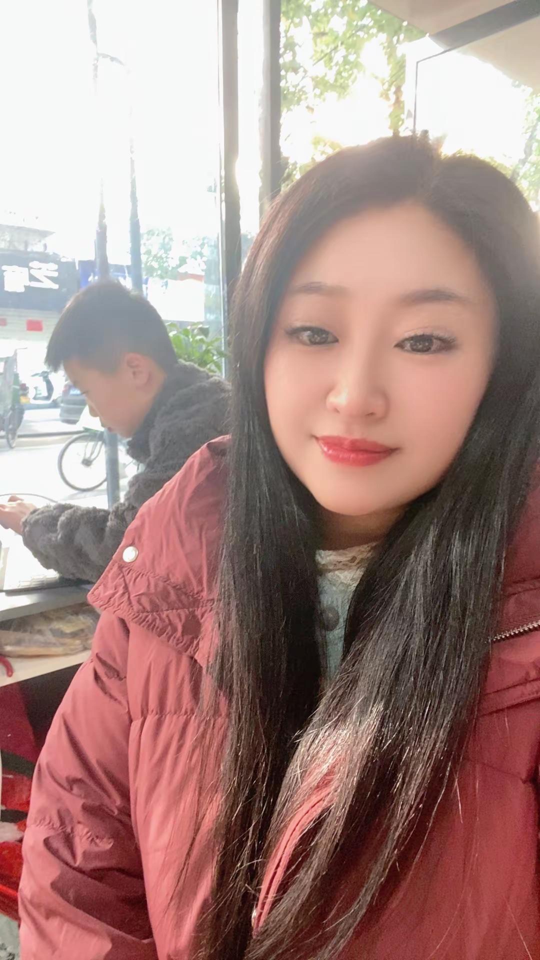 情绪稳定有两种可能，一种是被爱养出来的，一种是被骂失望伤透了的……