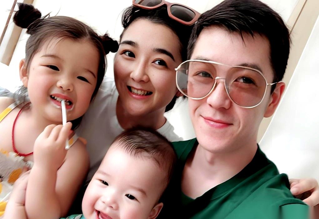 2017年，王栎鑫对妻子吴雅婷撂下通知，生完二胎就去找你最爱的人吧。
当时吴雅婷肚子里正顶着七个月的身孕，屋里还有一个刚满一岁的大儿子要管。
等到2020年这两人用官宣离婚彻底收场，往后再遇上给发烧孩子找医保卡的具体差事，就实打实全砸在女方一个人头上了。
人这辈子在婚姻里最怕碰见什么情形？往往不是扯