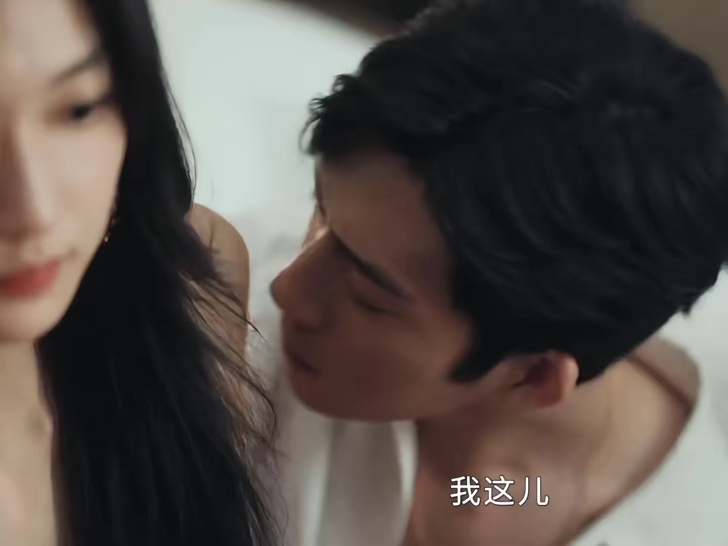 白天是界限分明的上下级，夜晚是无需多言的“熟男熟女”。《早春晴朗》火到海外井柏然栾念