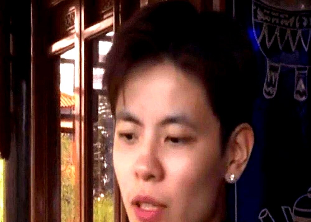 刚在澳洲签下合同，杨舒予对着镜头只撂下一句话：国家队只要吹哨，我第一时间买票回国。

很多人留洋都在争出场时间、谈薪水待遇，她拎着行李箱落地悉尼火焰队，首要前提居然是“无条件放行”。

异国他乡对抗再狠、球权再少，也得硬着头皮啃。她跑出去挨撞是为了涨球，但只要胸前印上国旗，俱乐部的椅子还没坐热也必须