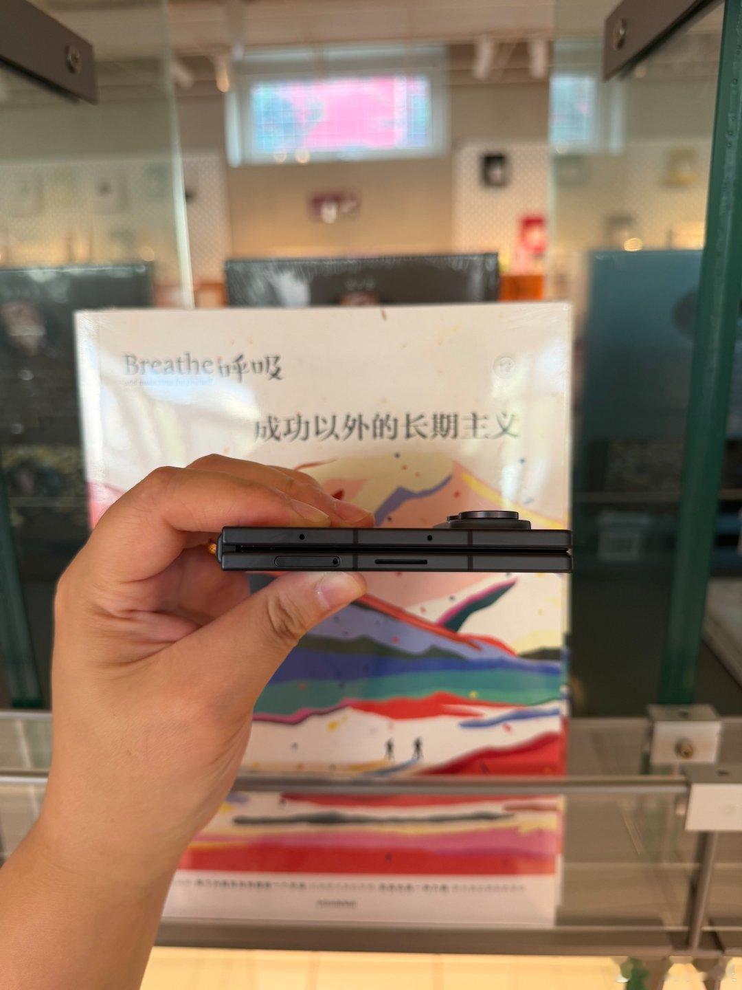 谁懂啊！三星 Fold 8方正机身直接戳中我的审美，干净利落的造型，随手一拿氛围感直接拉满#三星ZFold8##三星折叠屏薄到离谱了# ​