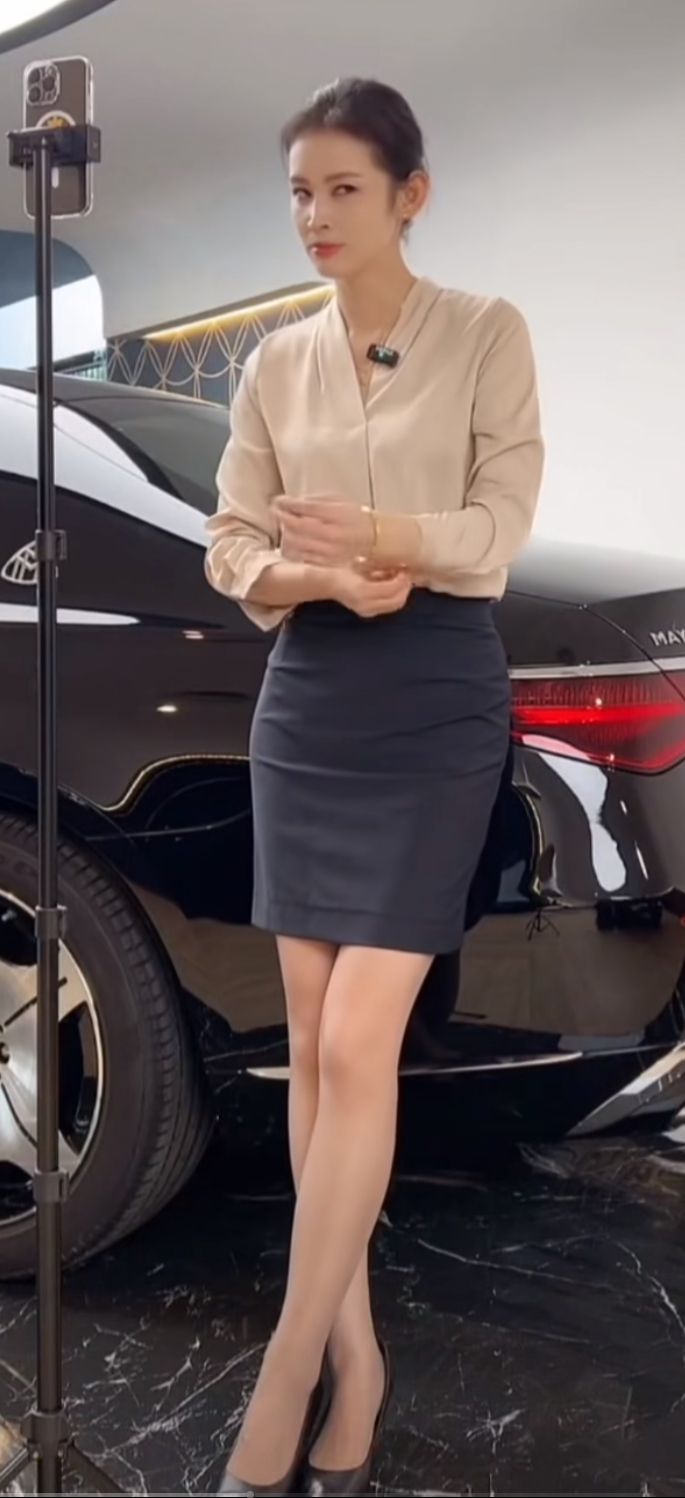 卖豪车的小姐姐，据说年入百万以上，富二代都不一定娶得回家[微笑]