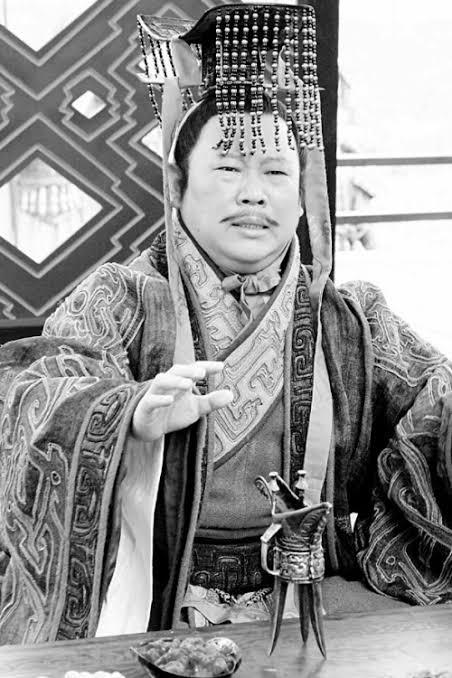 群里热议景甜老师的经典作品
从环太平洋2说到金刚，从长城说到战国
战国大家好像都只记住太残暴了孙红雷
但其实这大烂片里怎么少得了郭德纲呢
大班主也演了，周天子
实话说周天子历史上如果真的长这样
一开口就是西河大鼓的调调
那简直是周德衰微、周德衰微啊！ ​