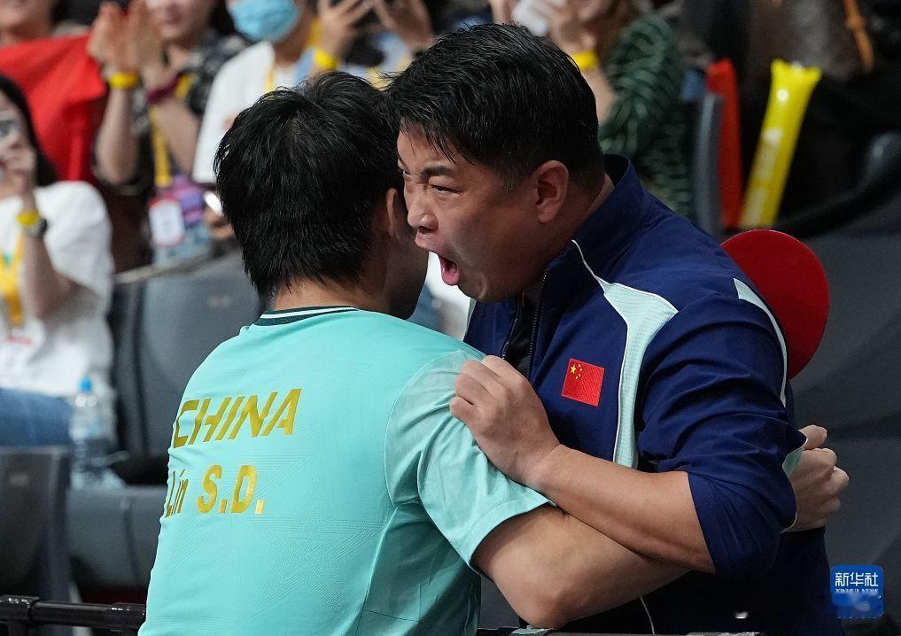 太解气了！日本两大顶尖选手双双出局！
名古屋亚运会男单1/4决赛，今天爆出大冷门！
刚在男团决赛大杀四方的张本智和，苦战七局，3比4输给世界排名344位的伊朗老将阿拉米扬，止步八强。
另一边，林诗栋4‑2战胜松岛辉空！
这样一来，张本智和、松岛辉空全部淘汰，日本男单全军覆没，无缘四强。
团体赛有多风