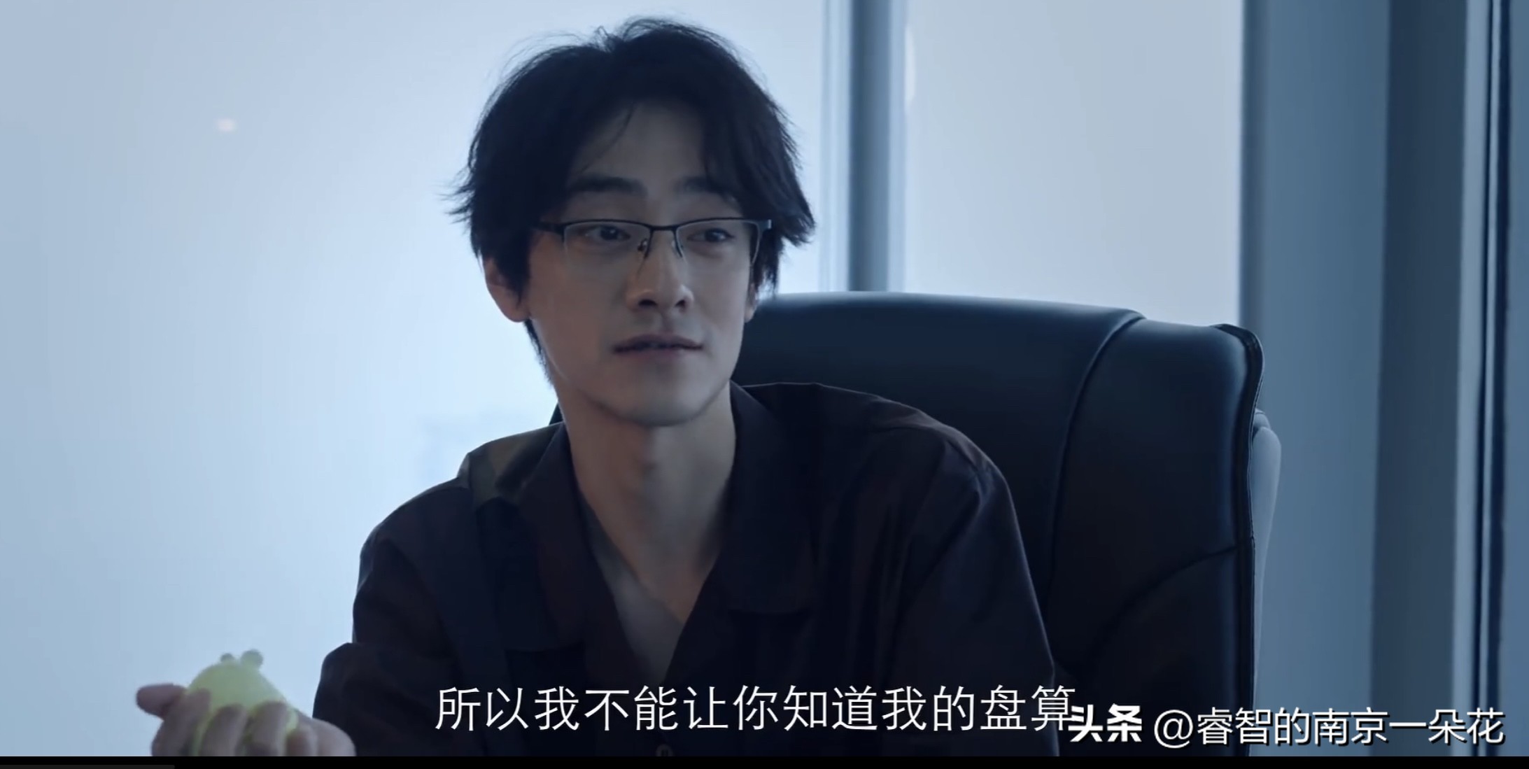 悬疑剧《蝉》，神秘人赵屹杰（郑云龙 饰演）终于现身了，原来他曾经是杨成案的二审律师，一开始就知道余颂凡（吴镇宇 饰演）的底细。吴镇宇蝉 

赵屹杰早就知道杨阿五是余颂凡的孙子，是余颂凡儿子余肖越的儿子，赵屹杰故意收养杨阿五（王俊喆 饰演）八年，为的就是找机会利用杨阿五做棋子要挟余颂凡利用职务之便