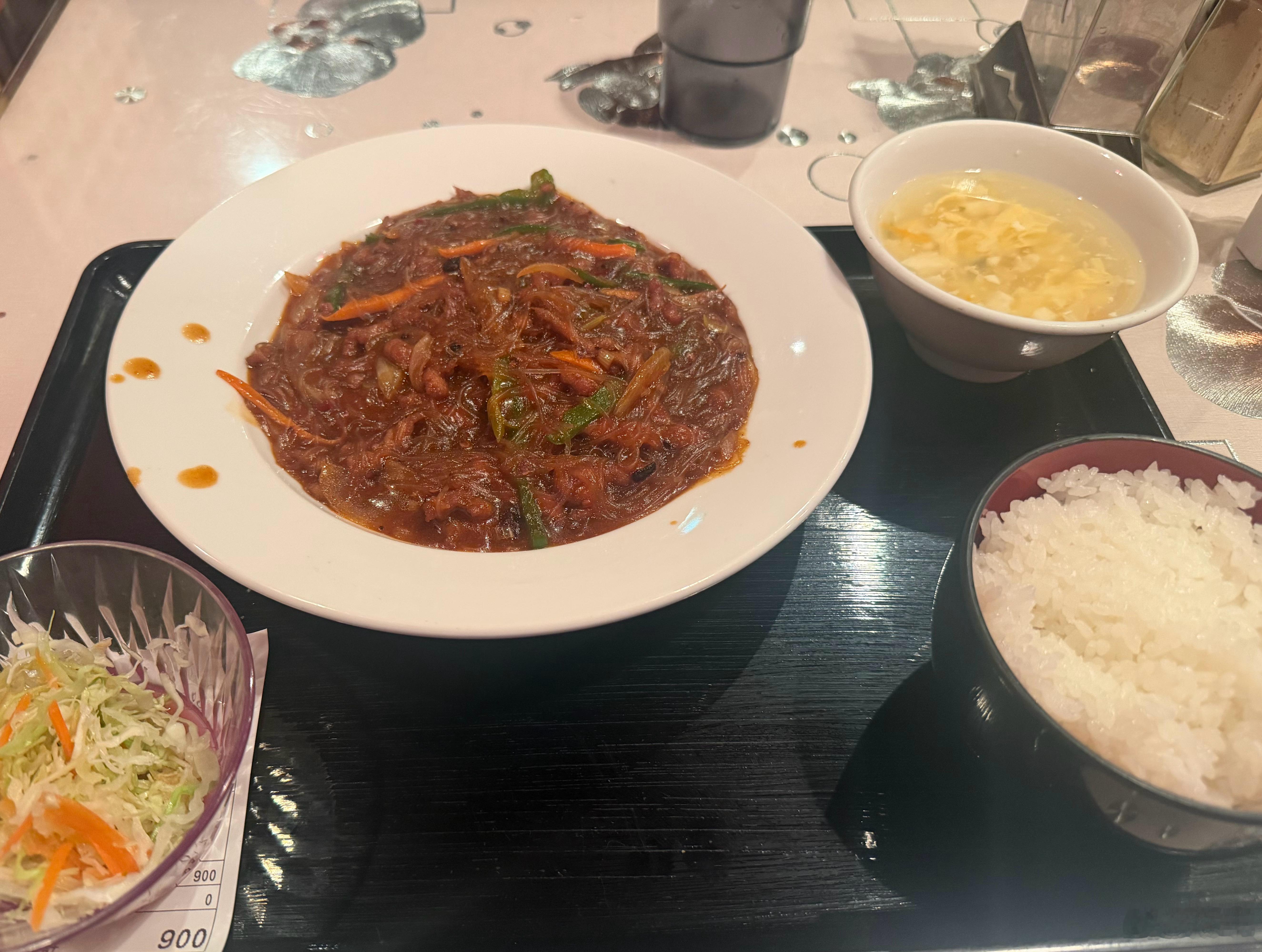#蒋丰走读日本#（6）今天午餐，又是在东京街头一家中国料理店解决的。店名很有些旧式中国餐馆的味道——“京华茶楼”，门脸大红大黄，上面写着“本格四川・上海料理”。走进地下店堂，墙上挂着“九鱼聚财”，红色中国结垂在一旁，连收银台下面的柜子都带着几分老派中式家具的模样。人在东京，却像一脚 ​