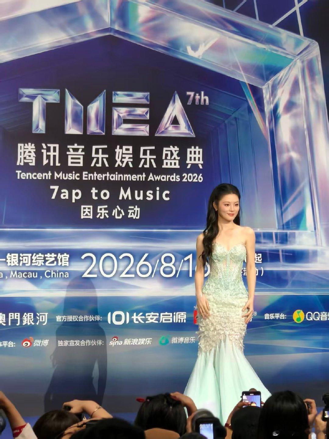 长安启源Q06作为“合影搭子”亮相盛典红毯。#长安汽车
#明星们都爱的DreamCar##明星看花眼只有长安启源Q06稳占C位 ##长安启源Q06成娱乐圈新宠##长安汽车[超话]# ​