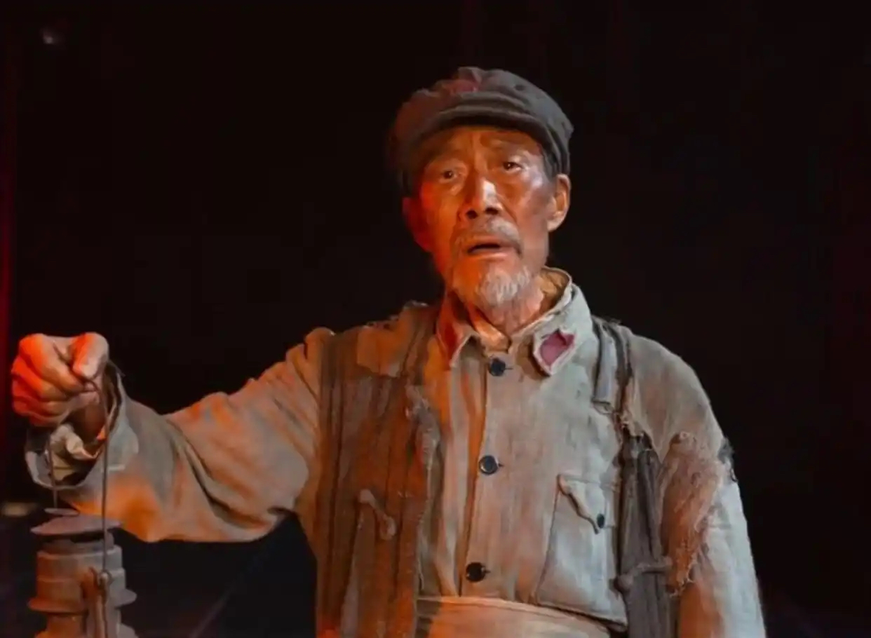 如何看待演员李健饰演的朱德元帅李健在《征途》中饰演朱德，争议核心在于“形神兼备”的困境。他演技功底扎实，着力从“内里”贴近人物，钻研其隐忍持重、信仰笃定的特质。但观众普遍感到其外形气质与朱德敦厚威严的统帅气场存在距离，同框时气场反差明显，容易出戏。这并非否定其用心，恰恰说明革命历史剧的特型选角，