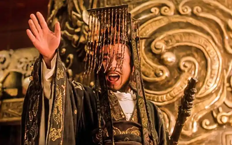 秦始皇：一个强迫症患者的帝国梦想
公元前221年，咸阳宫。

嬴政盯着地图上最后一块空白，长长地舒了一口气。这位39岁的男人，终于完成了自己的“拼图游戏”——六国全境，尽收囊中。

但如果你以为他会就此躺平，那就大错特错了。这位老哥的强迫症，才刚刚开始发作。

首先，他觉得“王”这个称呼太low了。