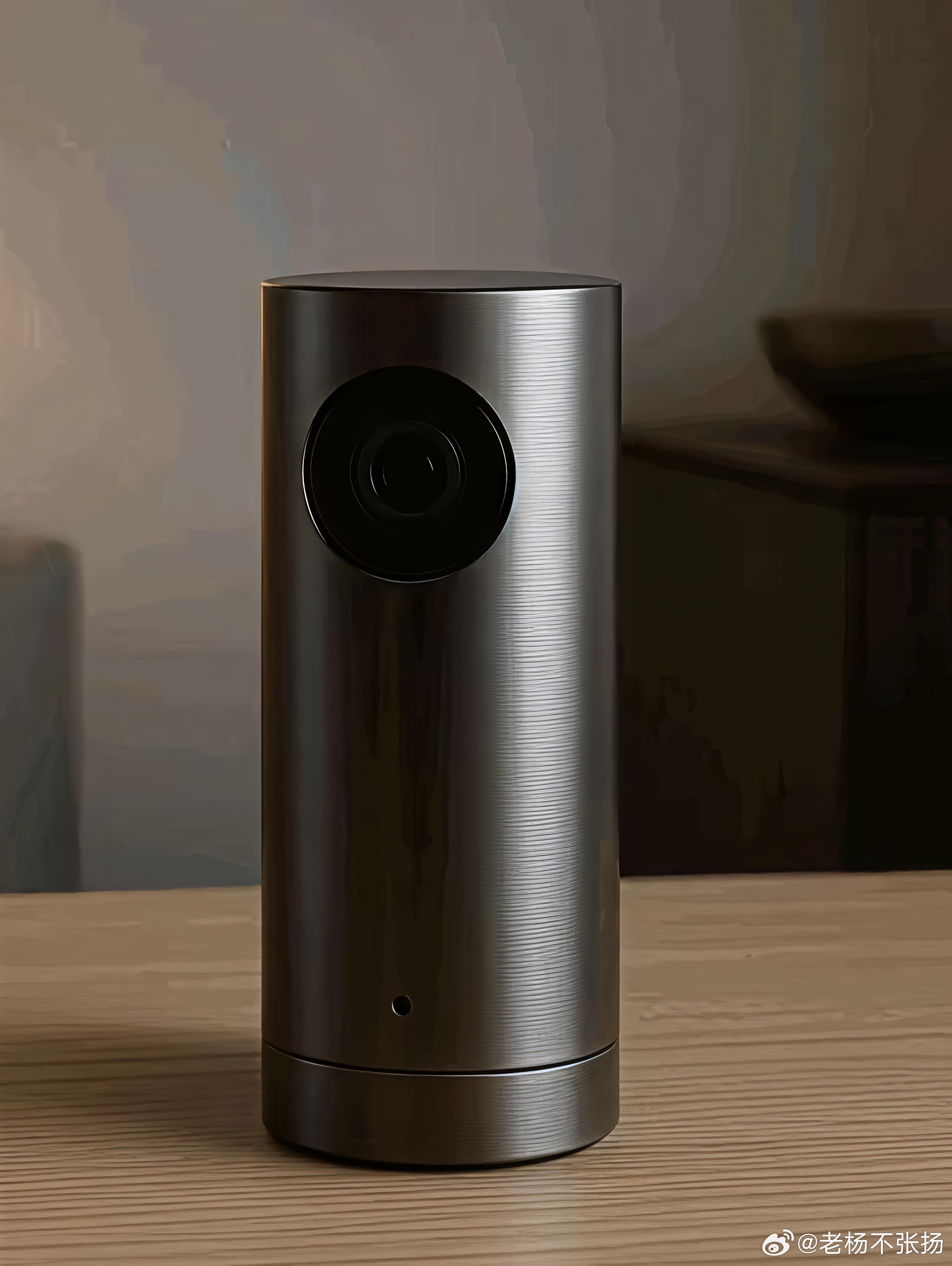 苹果自研的家用安防摄像头还没官宣，根据爆料预估要350美元，差不多2500块。这个价格比市面上大部分监控贵不少，听说#苹果#还在想办法压成本，上市价说不定会便宜点。
 
外观是金属圆柱，网友调侃像大号润唇膏。和普通摄像头不一样的是主打隐私，更偏向智能家居传感器，预计2027年才会推出，花更高的价 ​
