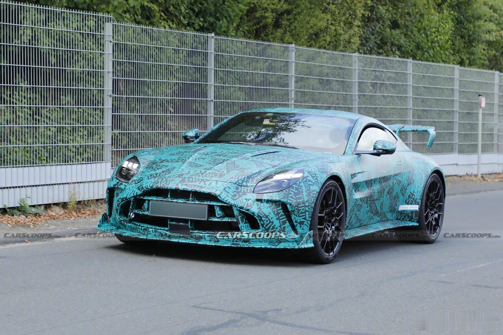阿斯顿·马丁正在测试一款全新硬核版Vantage RS，目标直指保时捷911 GT3。新车外观换装量产级空气动力学套件，包括更具攻击性的前脸、更高的大尾翼、夸张扩散器及四出中置排气。动力预计将升级4.0升V8双涡轮增压发动机，有望突破700马力。内饰则将大量采用碳纤维与Alcantara材质，整体定位为赛道取向的 ​