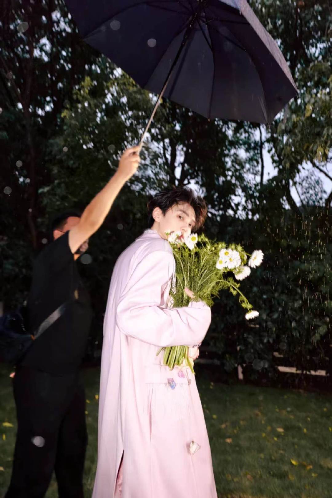 #田栩宁鲜花王子#.#田栩宁梓渝格桑蓝星花# 
鲜花情侣驾到
对我很好了
下班了才发[耶][耶][耶]
真的对情侣鲜花照片很满意了[允悲][允悲][允悲]
#田栩宁梓渝应援专辑先行曲# ​