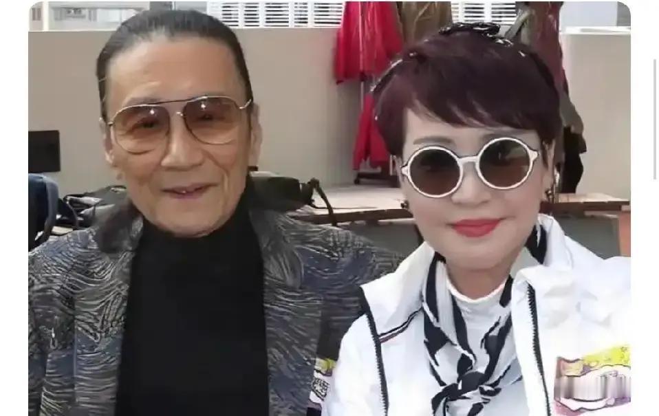 当年，狄波拉改嫁时，回头看向前夫谢贤：“四哥，我嫁了？” 谢贤倒是爽快：“快签字！不然人家改变主意了！”

狄波拉捏着笔，指尖有点泛白。她其实不是真的要谢贤同意，只是这么些年，习惯了大事情上总要他点个头。谢贤哪会不懂，他翘着腿坐在对面的沙发上，墨镜也没摘，嘴角却微微抬了一下。
“还看什么？江耀城人不