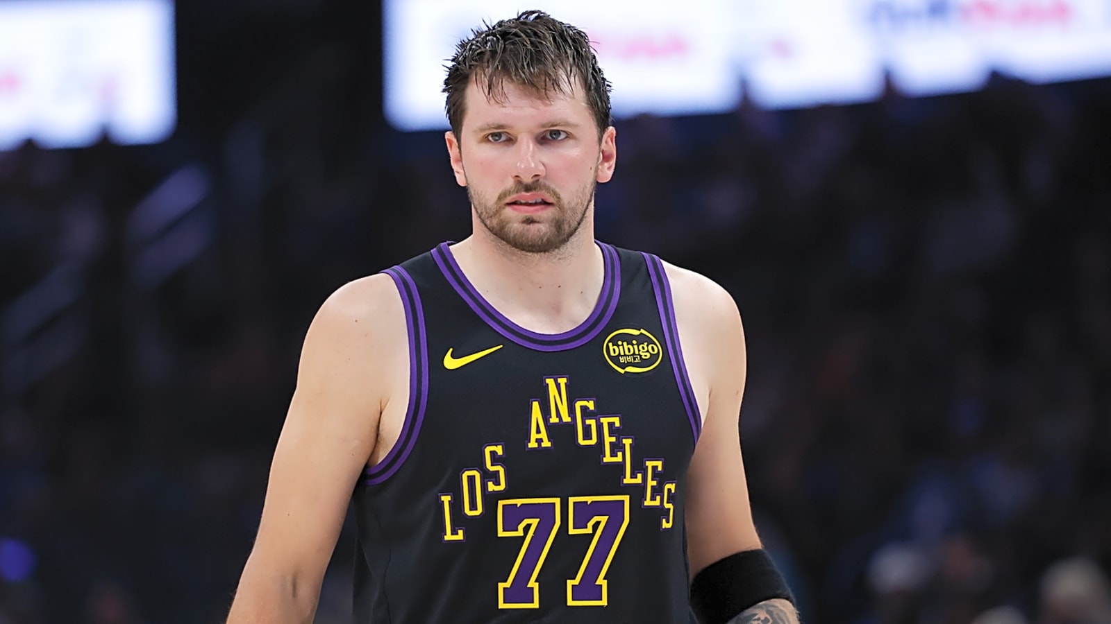湖人股权动荡！各队紧盯东契奇，2028年即可成为自由身

据ESPN消息，受湖人股权风波影响，联盟多支球队正在密切关注卢卡·东契奇的处境。东契奇2025年与湖人签下三年续约，2028年就能进入自由市场，合同长期约束力有限。
 
上赛季东契奇场均33.5分7.7篮板8.3助攻，却因腿筋伤势错过季后赛。