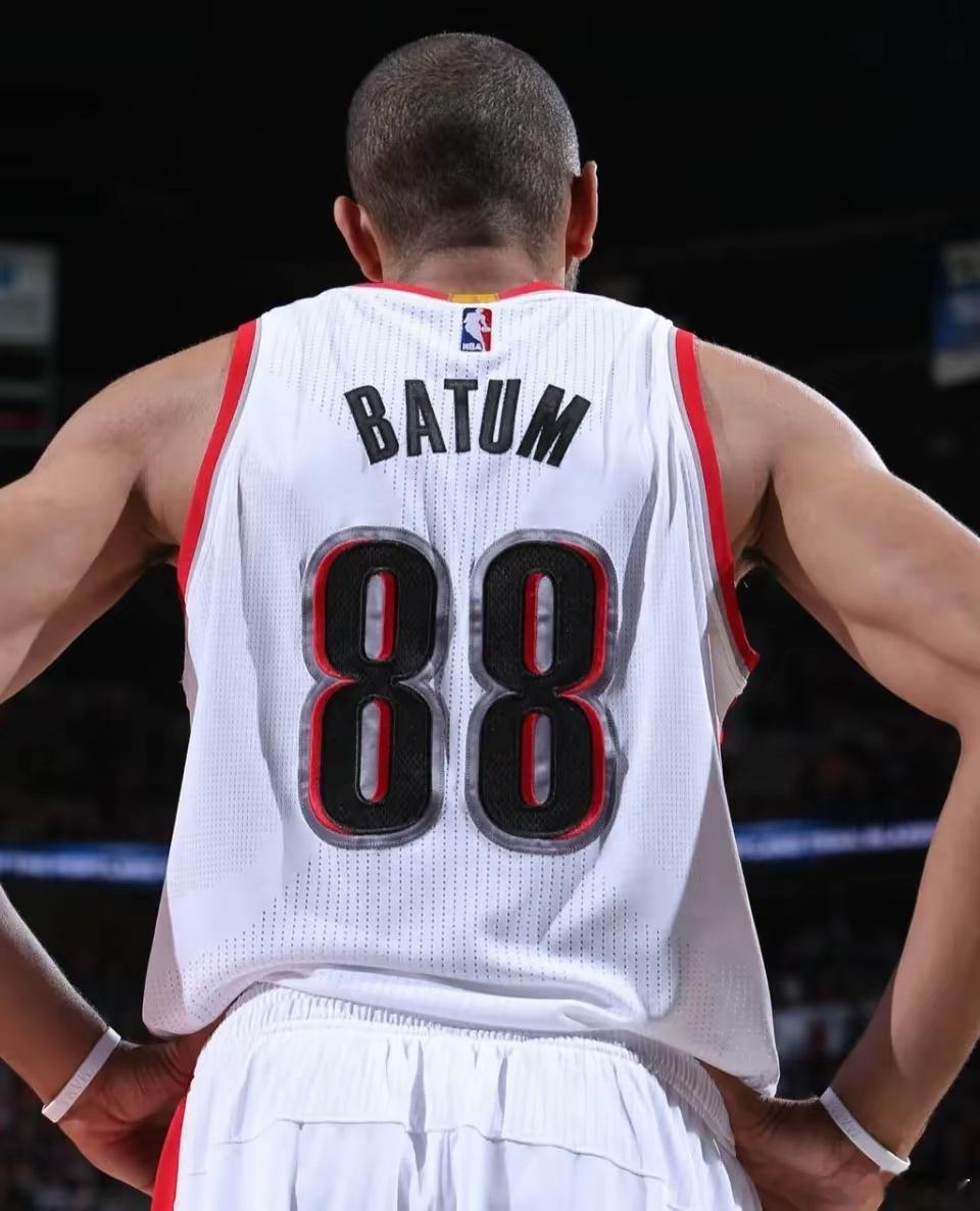 #NBA官方领衔众队致敬巴图姆#巴图姆退役了，18年NBA生涯，各队排队送祝福，开拓者说他是“名副其实的传奇”，快船说“只有爱”。一个场均最高15分的球员，退役能到这个份上，确实少见。
但我今天不想聊排面。我想聊的是：巴图姆这种球员，到底珍贵在哪？2008年首轮25顺位，这个位置出来的球员，绝大多 ​