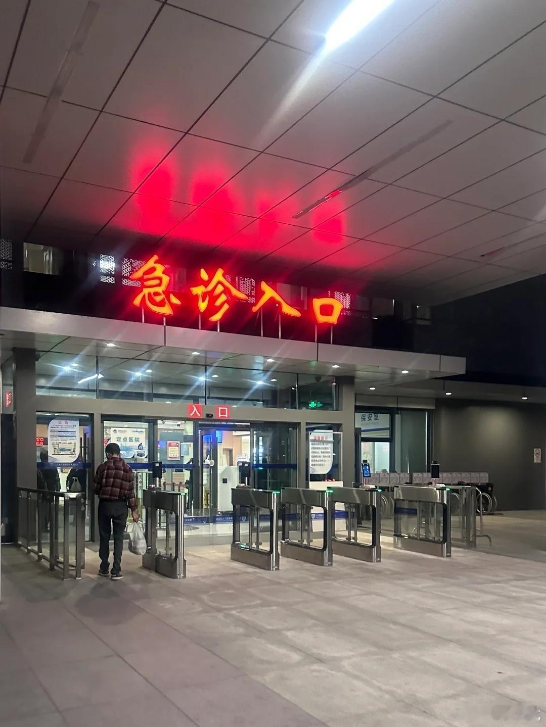 全网都在刷#父亲突发脑梗儿子用AI抢出救命时间#的神案例，我转头就看到，同样是今年6月，长沙52岁的张老哥，头晕搜AI被判定成普通眩晕症，拖了3天小脑大面积梗死，差点出大事。

锅不应该AI背，AI也不是能救命的神，它只是个“超级检索员”：
早期脑梗表现为头晕、舌头麻，和普通眩晕、落枕几乎一模一 ​
