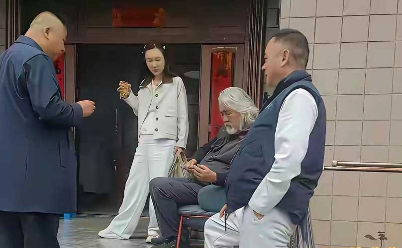 张纪中陪妻子杜星霖回江苏连云港老家
站着这两位男子是杜星霖的家人，一个是杜星霖的爸爸，一个杜星霖的表哥，可能是因为长途旅归辛苦了，张纪中坐在门前，岳父和表哥站着围着他聊天，而杜星霖则悠闲的在喝着茶。
杜星霖能嫁给大导演张纪中，在当地可能会引起轰动，毕竟张纪中是一位名人，称得上家喻户晓，何况杜星霖还是