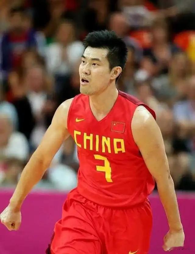 国家队时期的王仕鹏能排第几？说句大实话，真不是一两句能说清的。

先说结论——中国男篮历史得分后卫，胡卫东第一没悬念，王仕鹏争第二，但争得挺费劲。

腾讯之前搞过一个投票，36万网友选近25年最强分卫，胡卫东拿了26万多票，王仕鹏8万7千票，差距不是一点半点。这其实挺说明问题的。

但你要说王仕鹏国