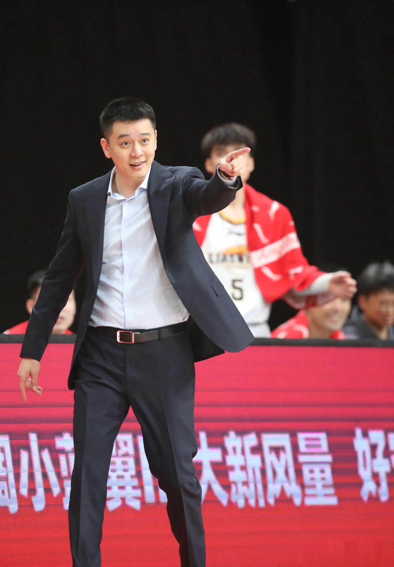 杨鸣下课留下的3个历史大笑话1如果说杨鸣有一丢丢执教水平的话那是