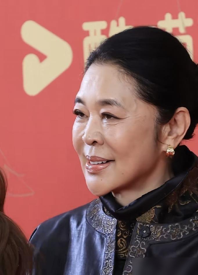 67岁倪萍直播，当着全国观众连说三遍“我错了”，还掏出一张手写的保证书。
起因是她在《乘风2026》里三次干预赛制，给失误的阚清子求重唱，把10分拆给俩人，还提议取消淘汰全员晋级。弹幕直接炸了。
换别人可能装死。她第二天开播，没稿子，不狡辩，对着镜头念保证书：不心软、不偏袒、不拆票。
前脚刚被