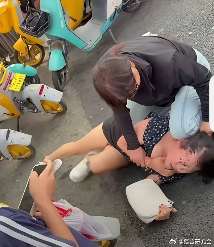 当街扒裤的暴力闹剧女主播受辱，谁该为这场悲剧买单？

杨青云
 
网络时代一场街头恶性羞辱事件，经由短视频迅速传遍网络。女主播当众被他人撕扯衣物扒掉底裤，倒地受辱周边围观人群纷纷举手机拍摄却少有人上前制止。一桩本属于刑事案件的暴力伤害沦为全网围观的“流量瓜”，令人唏嘘。网络讨论随之而 ​