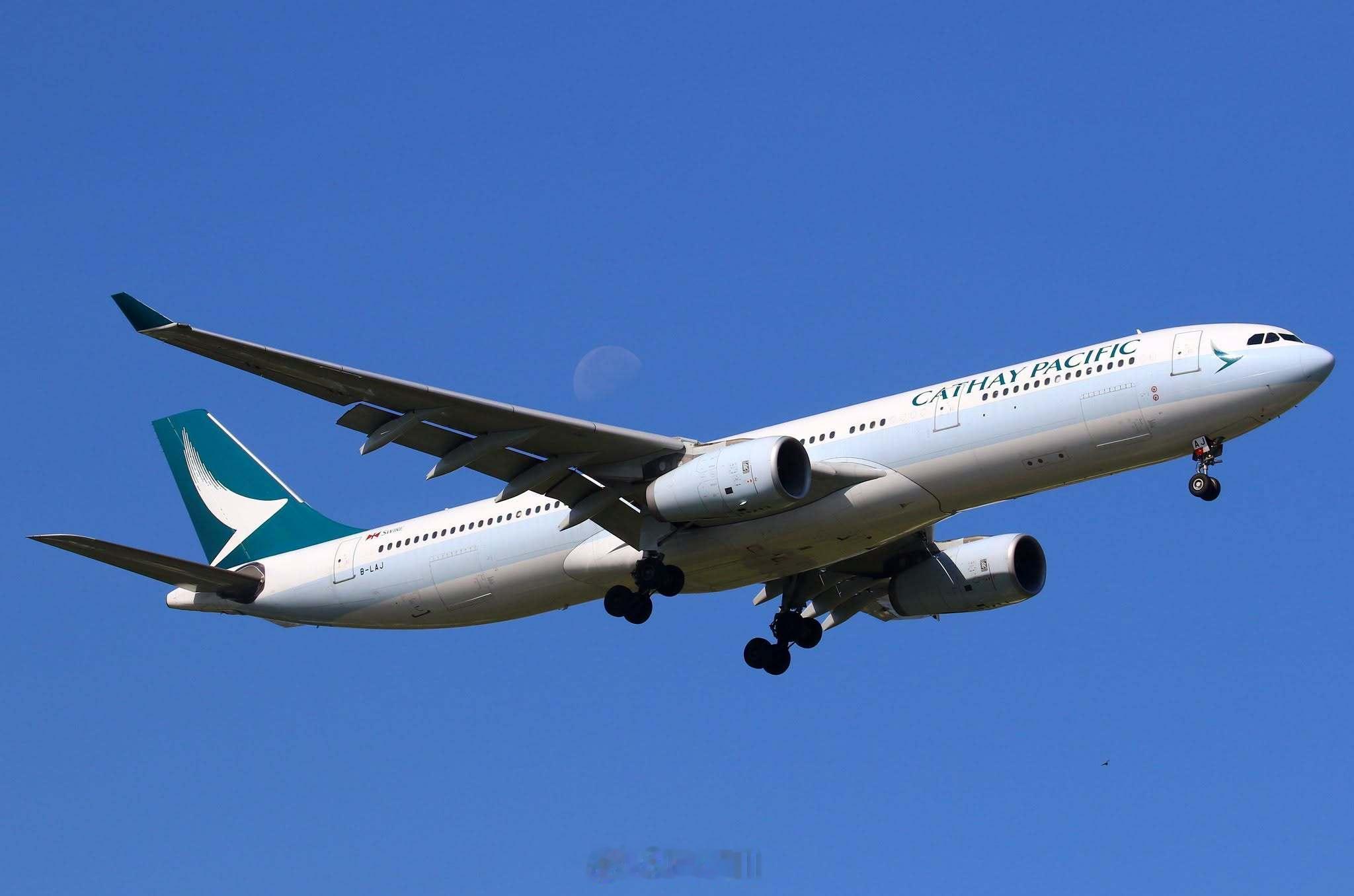【国泰航空进军中亚市场】国泰航空计划在2027年1月开通香港-阿拉木图直飞航线。成为国泰首条飞往中亚地区的定期客运航线。

根据目前公布的航班计划，新航线每周运营3班往返，使用空中客车A330-300执飞，航班号为：CX680/681，据悉新航线仍有待相关政府部门的批准。目前香港与哈萨克斯坦之间的旅客需要 ​