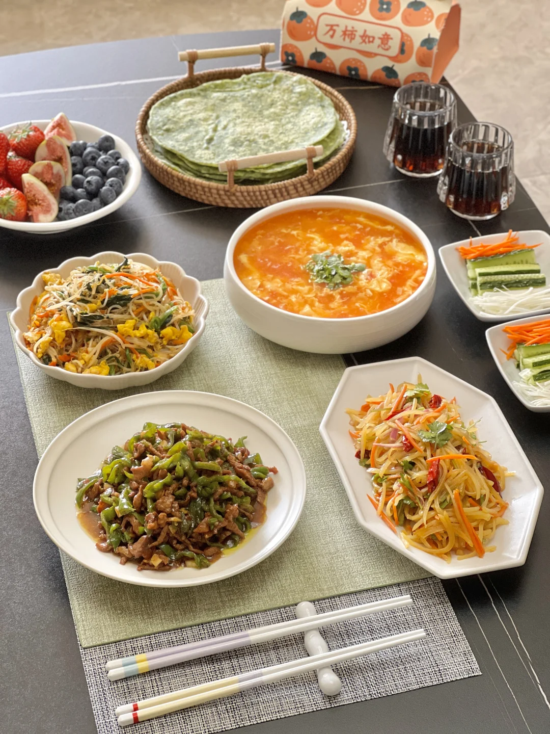 餐桌上的小卷饼