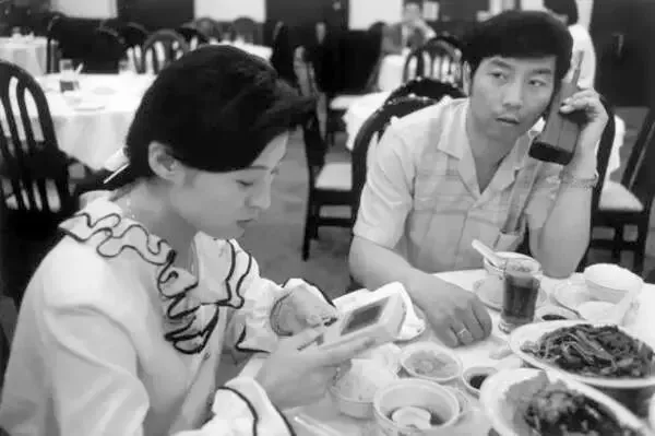 1992年，广州，手机与游戏，出现了最早的低头族。马克•吕布/摄。
	
#历史老