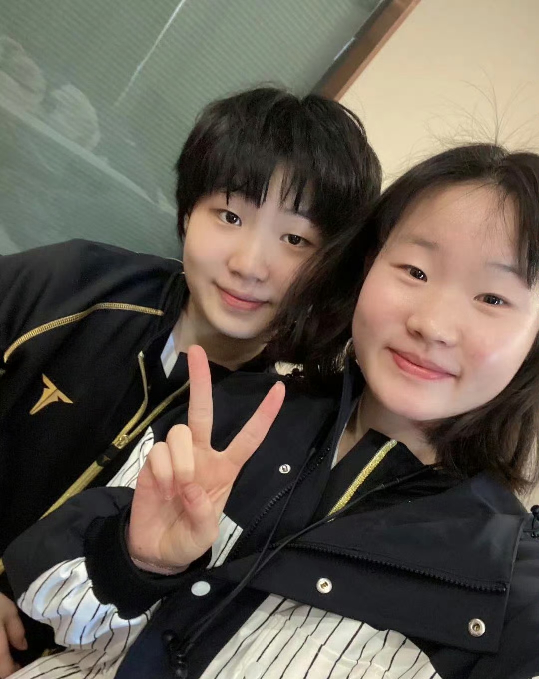 原来她就是蒯曼的妹妹蒯捷，3岁打球，如今8岁已经是国少队员，一个是左手横板，一个是右手。