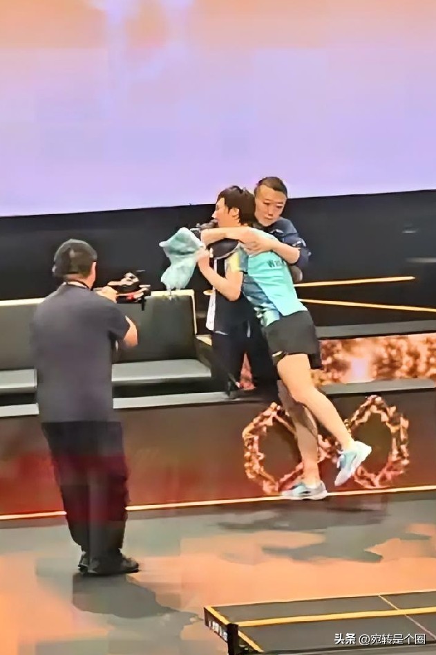 看得出来，
马琳真的很心疼王曼昱，
王曼昱夺冠后跑到教练席和马琳击掌

马琳先是举手和王曼昱击掌，之后又拍了拍王曼昱的背。

然后又心疼的抹了一把王曼昱的左脸，那个时候王曼昱刚打完最后一球，脸上身上全是汗。

马琳也不嫌弃，上下拍拍，全拍到自己衣服上。

主教练和球员之间只有绝对的信任和默契，才有赢