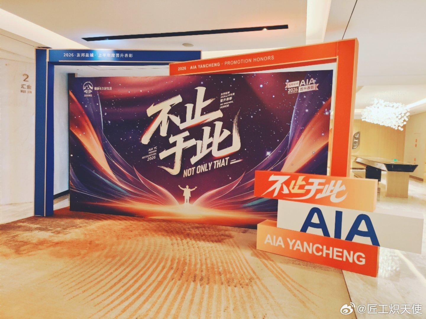 就业之无奈

相比于择业阶段的迷茫，真正贯穿当代职场人全程的，是深入骨髓的就业之无奈。在每年1600万新增就业人口涌入、3亿灵活就业人群挤压市场的大背景下，岗位总量不足、优质岗位稀缺、就业供需严重失衡，让原本双向选择的就业关系彻底失衡，衍生出一系列普通人无力改变的职场困境，构成了当代青 ​